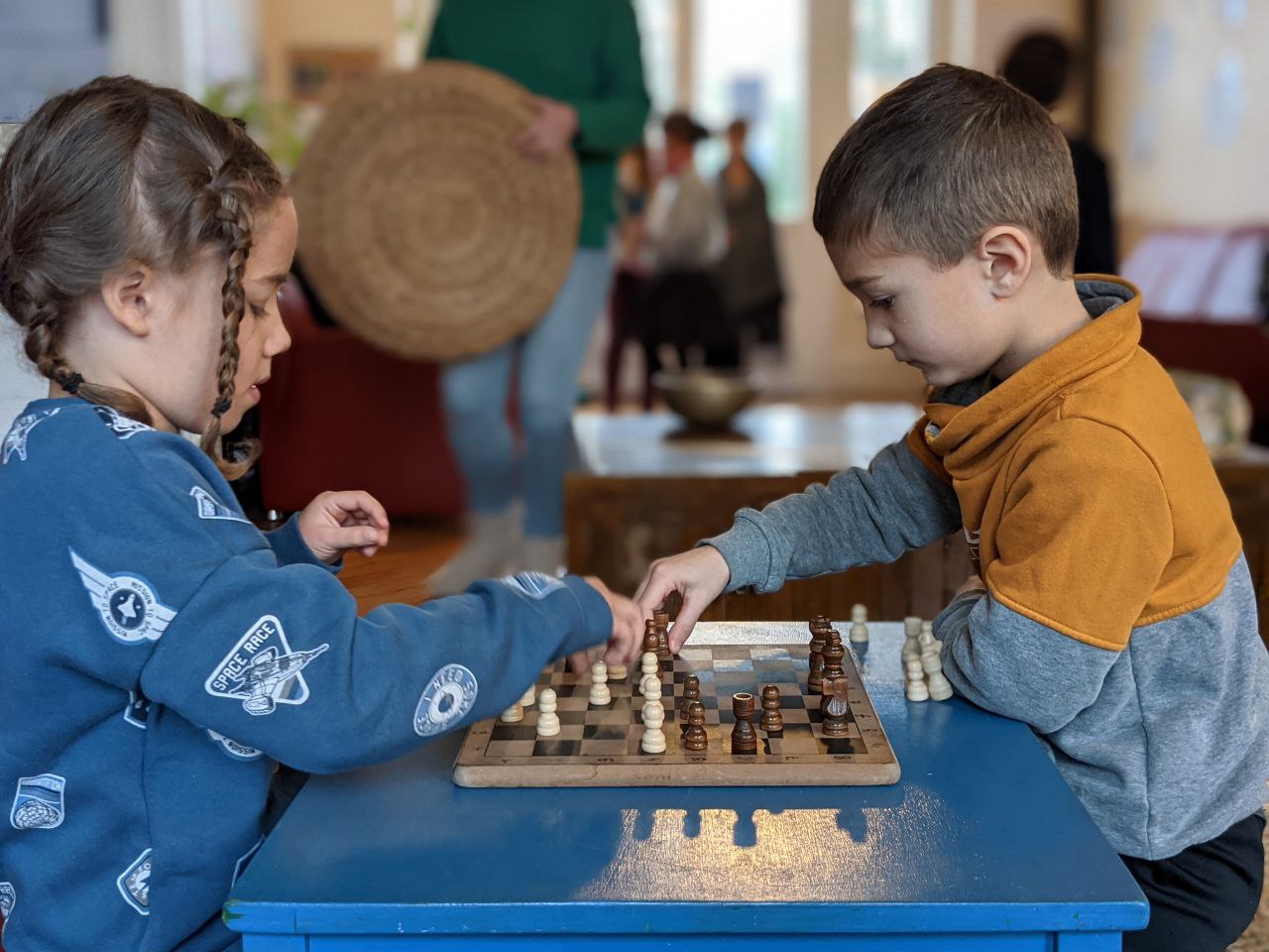 Deux enfants jouent aux échecs